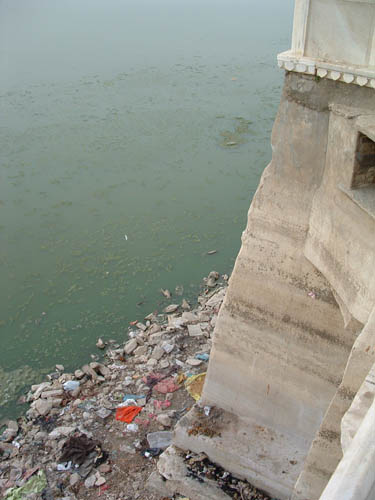 AjmerIndiaIsFullOfPlasticGarage